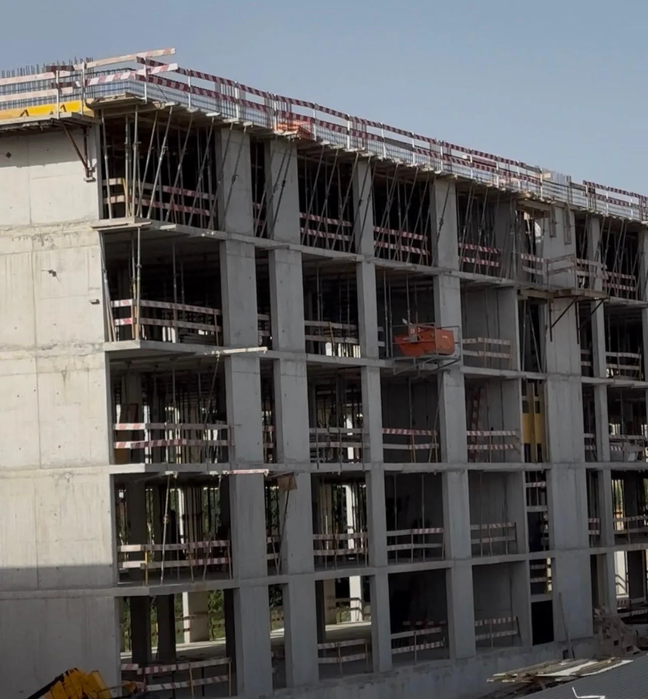 Estrutura de betão armado em obra com cofragem montada