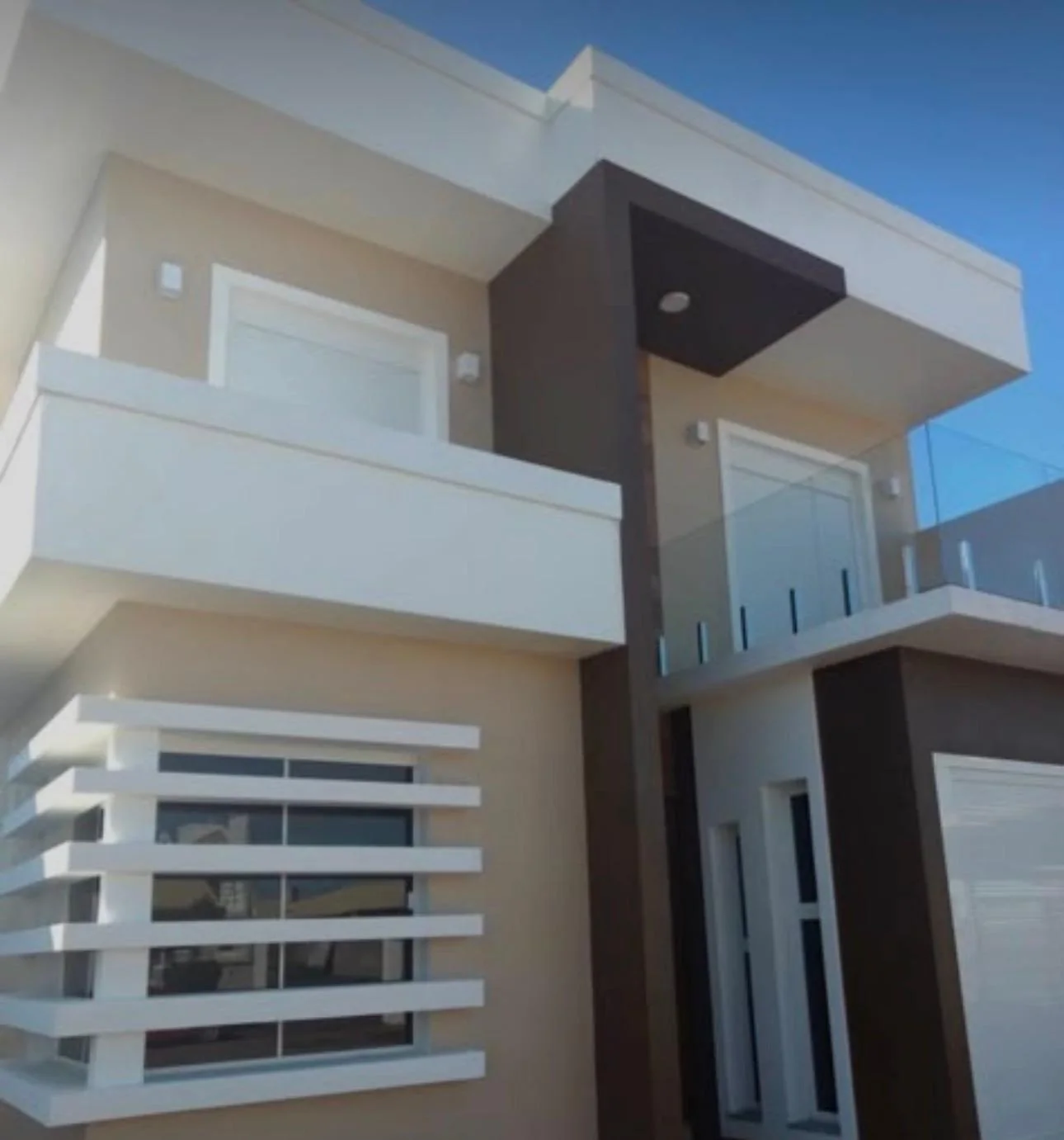 Moradia contemporânea com varandas e acabamento exterior moderno